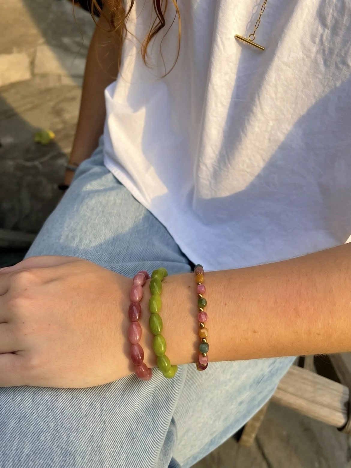 Composition de bracelets en perles roses, vertes et multicolores