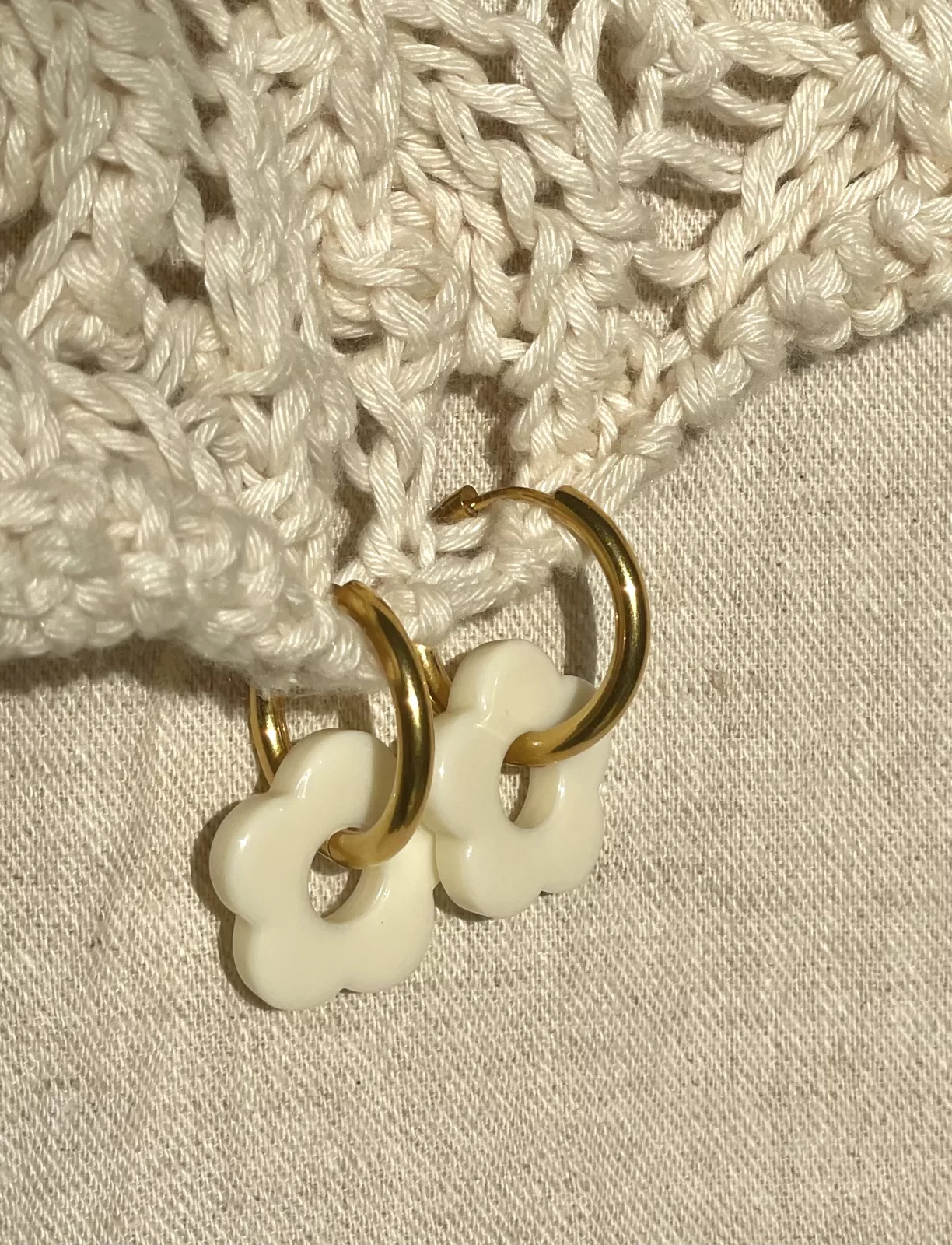 Boucles Flora, monture dorée, couleur blanc