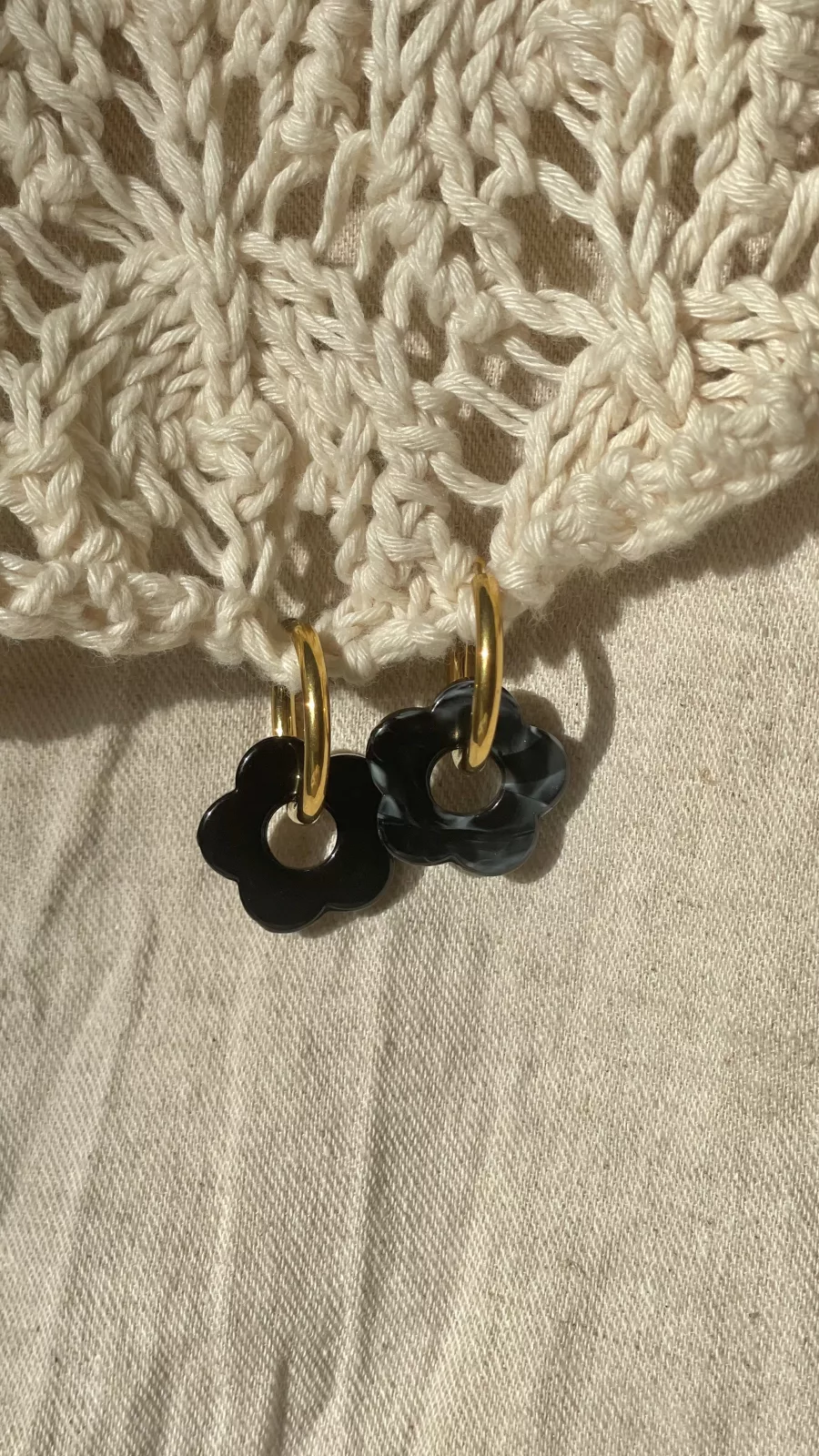 Boucles Flora, monture dorée, couleur noir mabré