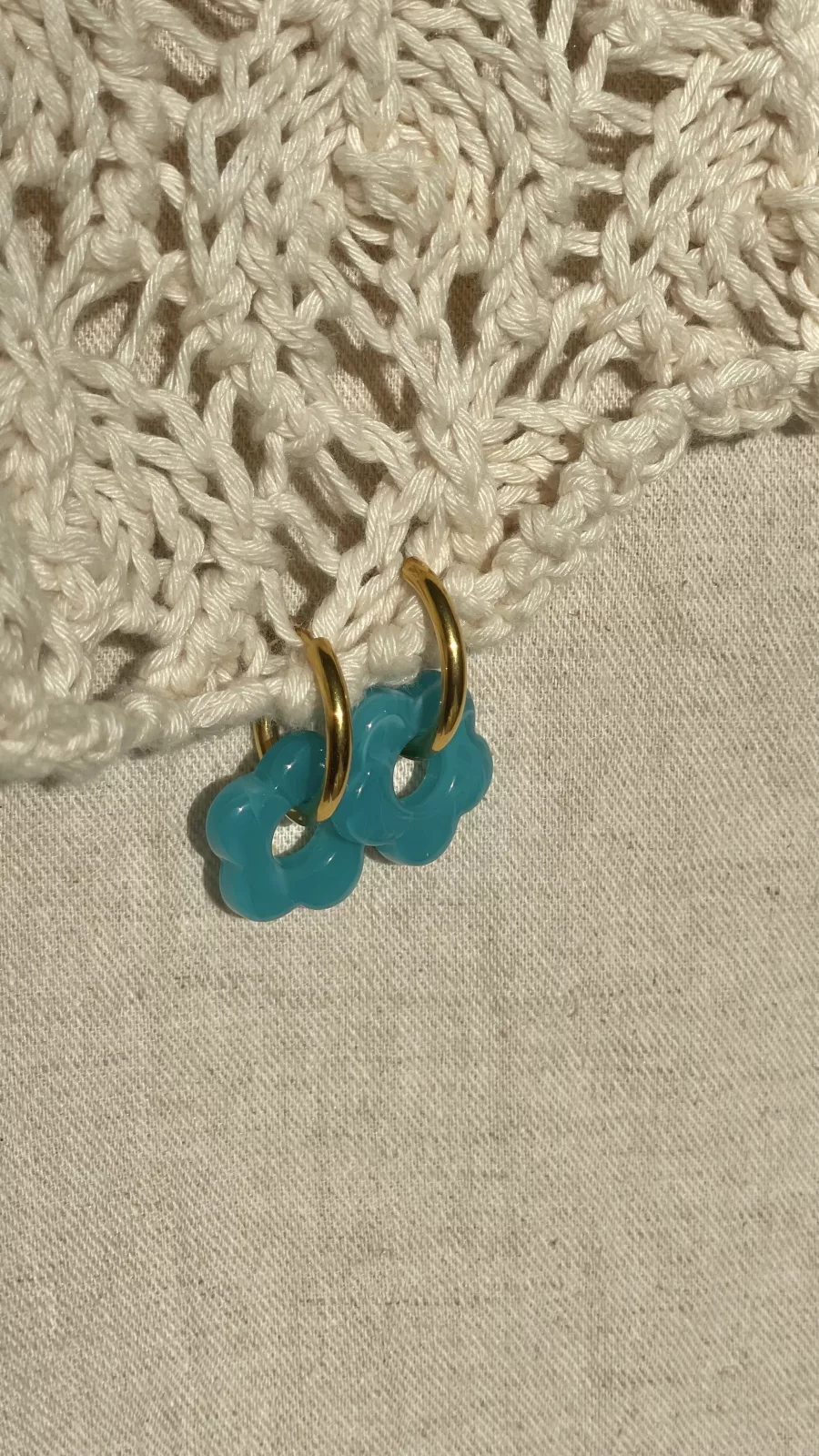 Boucles Flora, monture dorée, couleur bleu
