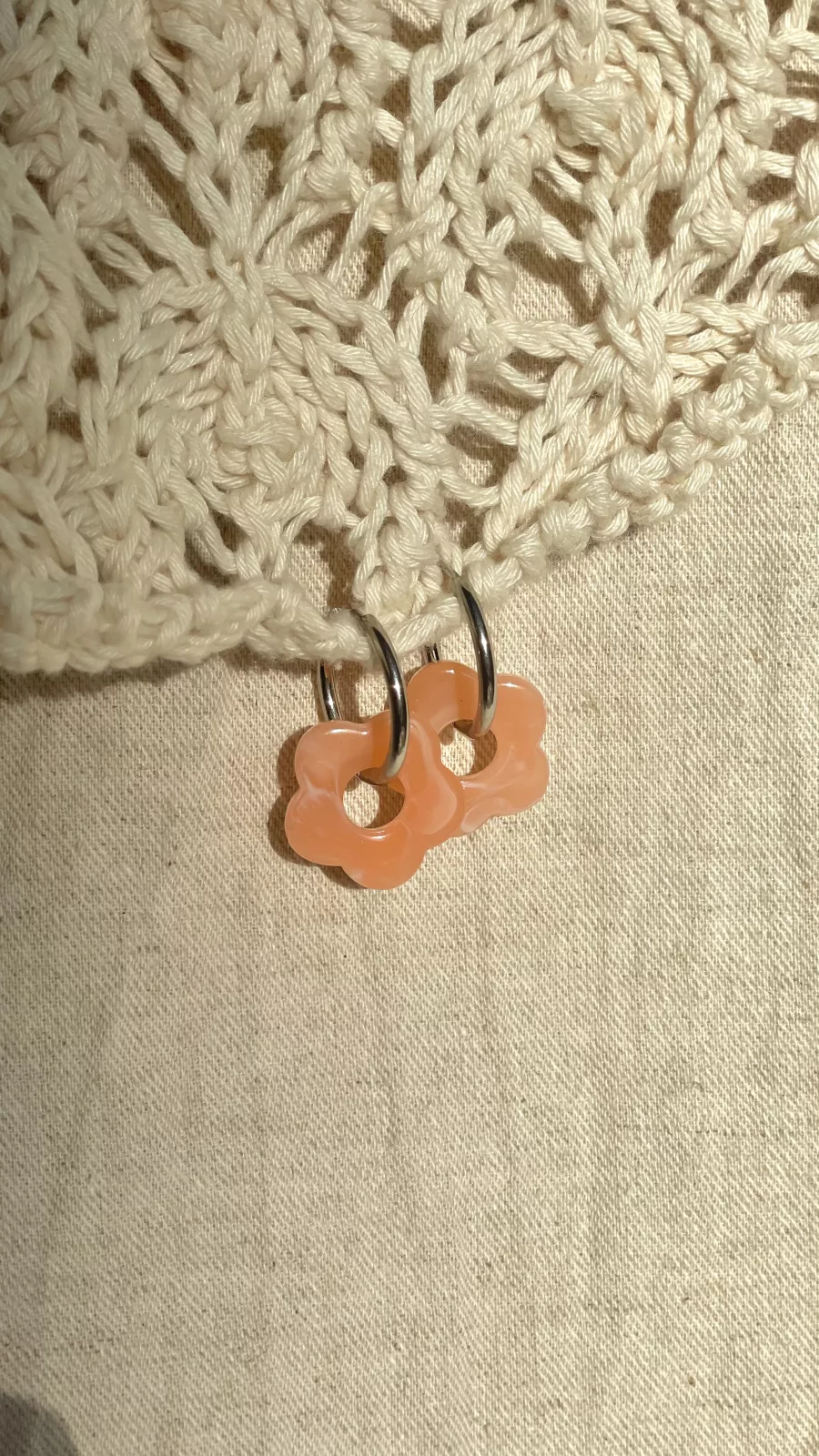 Boucles Flora, monture argentée, couleur rose