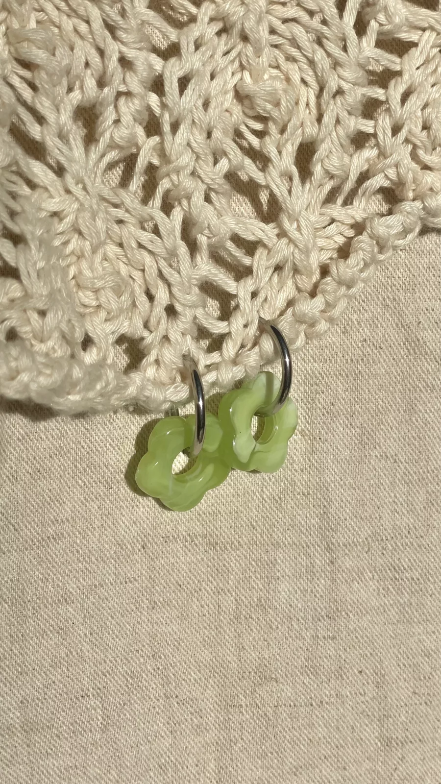 Boucles Flora, monture argentée, couleur vert