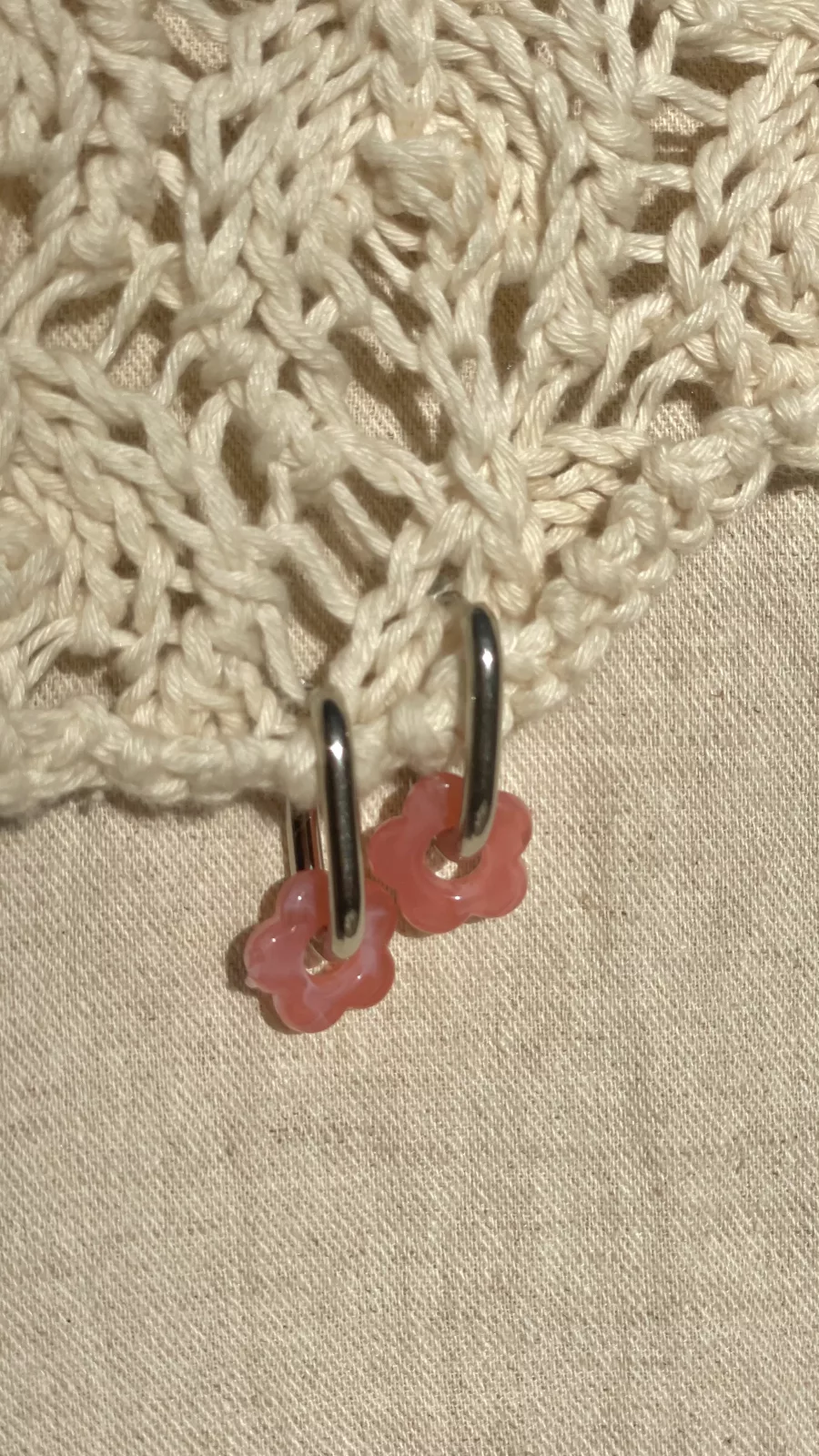 Boucles Flora rectangle, monture argentée, couleur rose