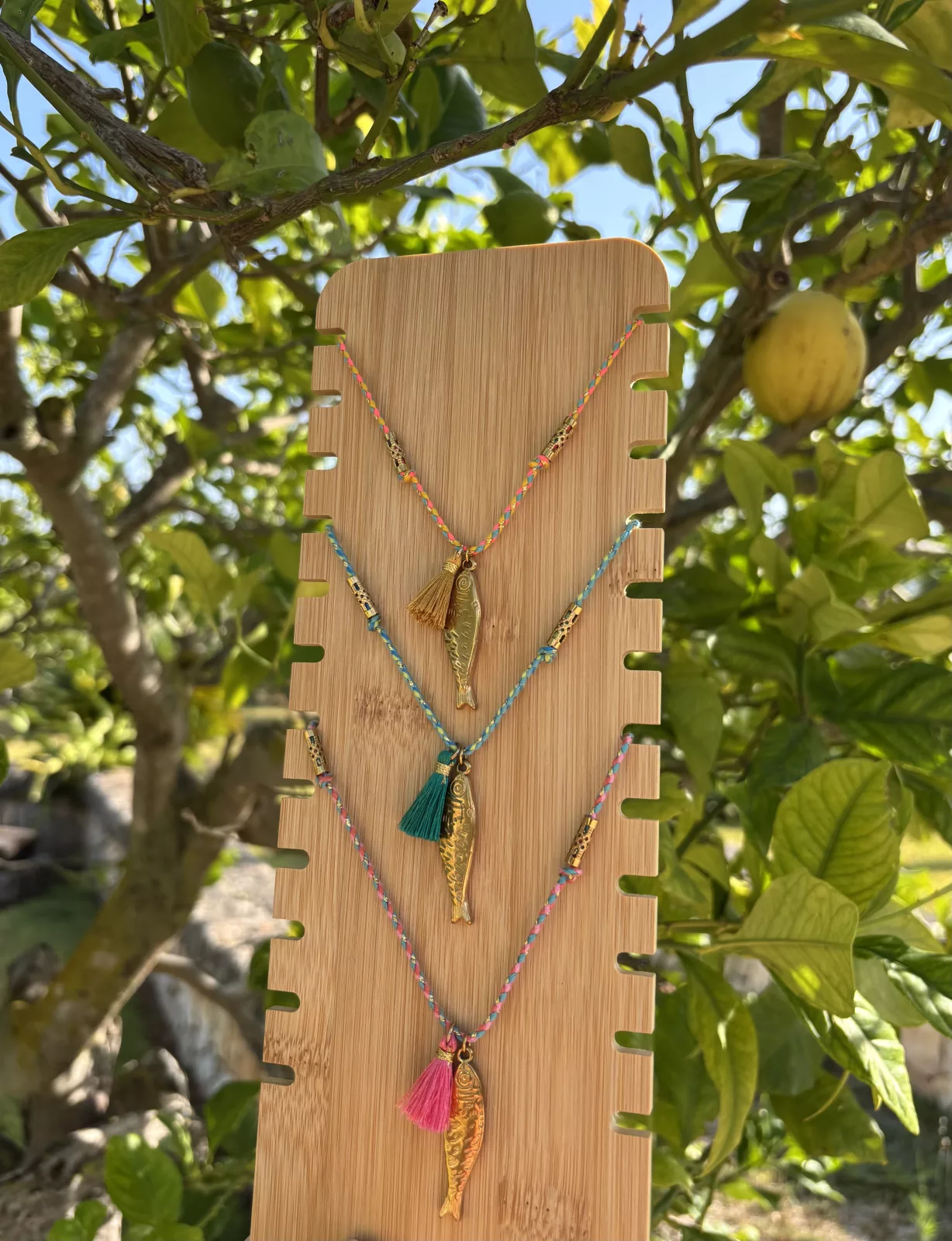 Collier Charlotte, monture dorée, couleur moutarde